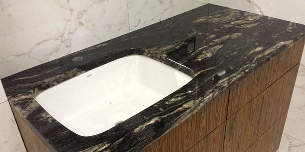 łazienki kamień naturalny granit marmur blat kamienny